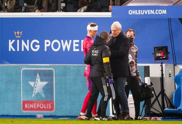 Thủ thành Arsenal va chạm cực mạnh, phải vào viện điều trị - Bóng Đá