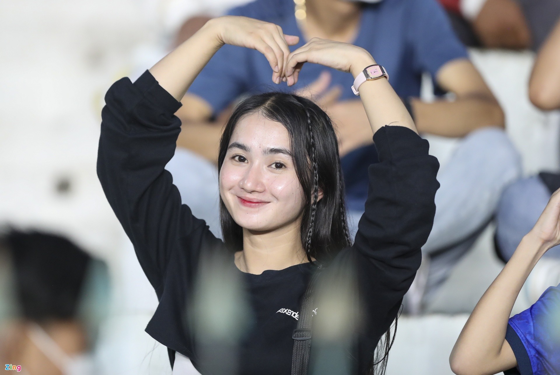 Bóng hồng Campuchia đọ nhan sắc trong trận mở màn của đội nhà - Bóng Đá