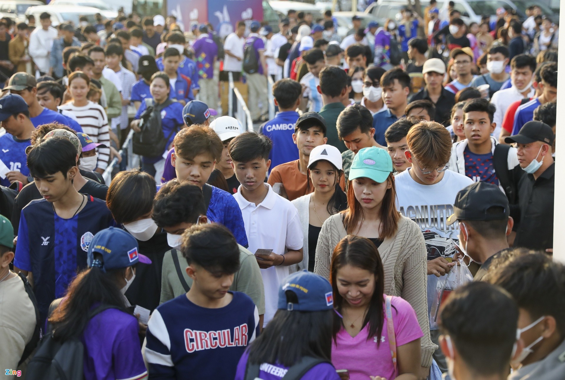 Bóng hồng Campuchia đọ nhan sắc trong trận mở màn của đội nhà - Bóng Đá