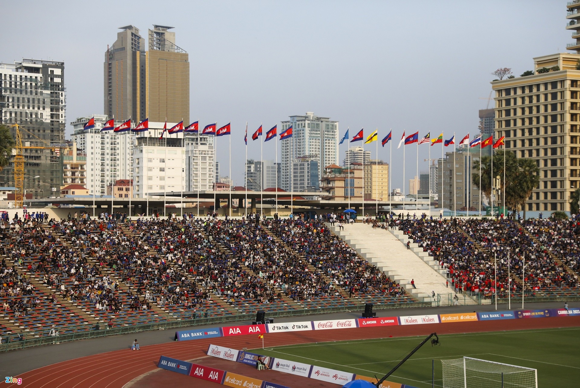 Bóng hồng Campuchia đọ nhan sắc trong trận mở màn của đội nhà - Bóng Đá