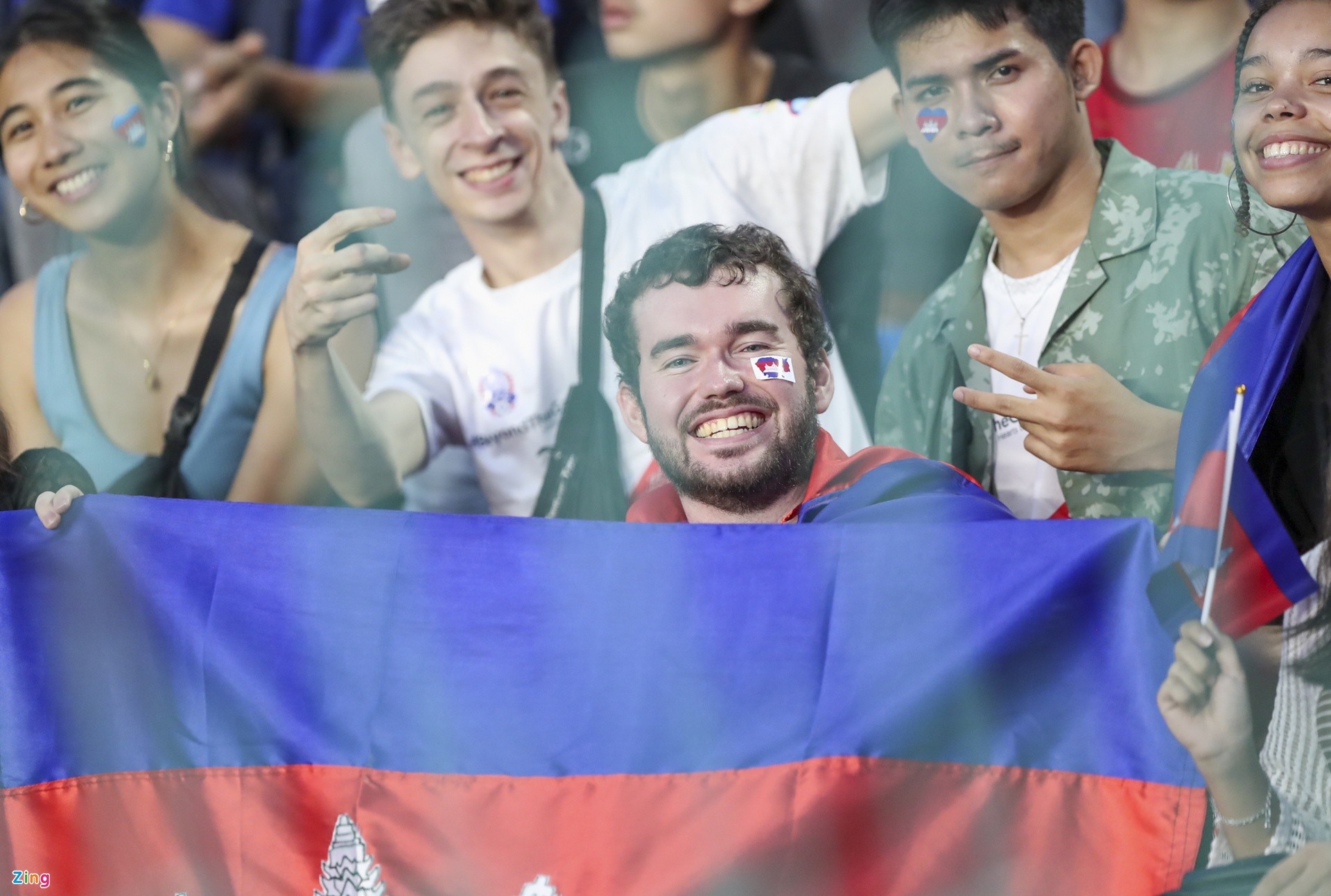 Bóng hồng Campuchia đọ nhan sắc trong trận mở màn của đội nhà - Bóng Đá