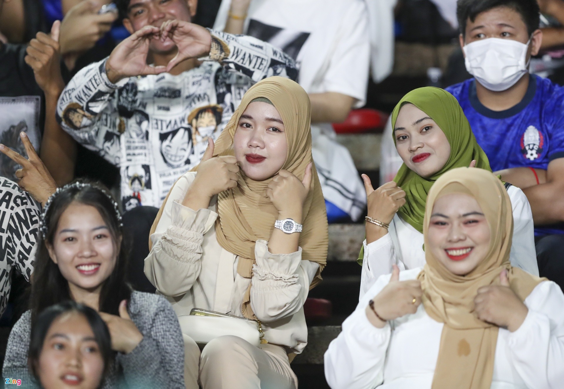 Bóng hồng Campuchia đọ nhan sắc trong trận mở màn của đội nhà - Bóng Đá