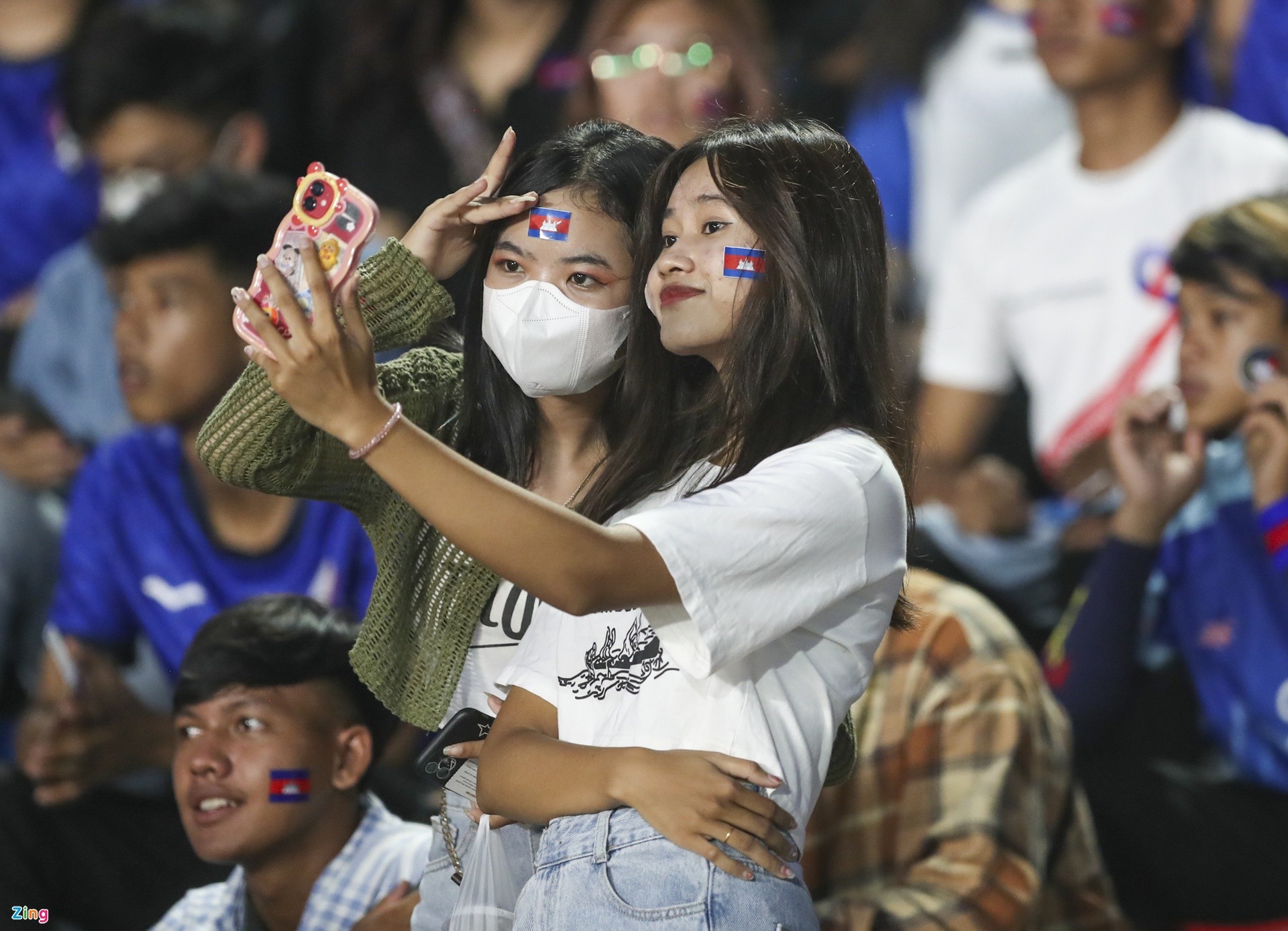 Bóng hồng Campuchia đọ nhan sắc trong trận mở màn của đội nhà - Bóng Đá