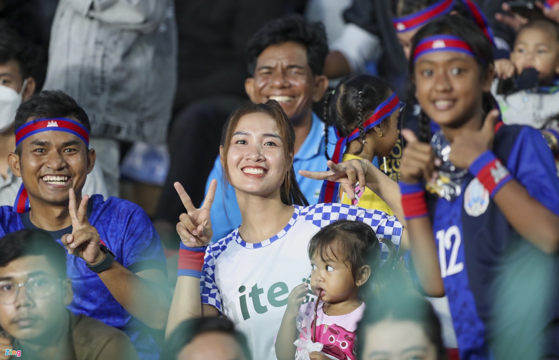 Bóng hồng Campuchia đọ nhan sắc trong trận mở màn của đội nhà - Bóng Đá