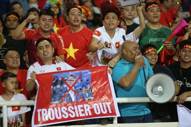 Cần sớm sa thải HLV Troussier - Bóng Đá