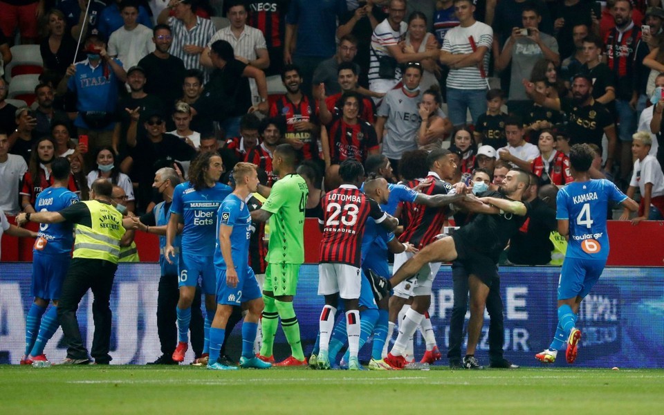 Bạo loạn lại nổ ra ở Ligue 1, Payet bị CĐV ném chai vào đầu - Bóng Đá