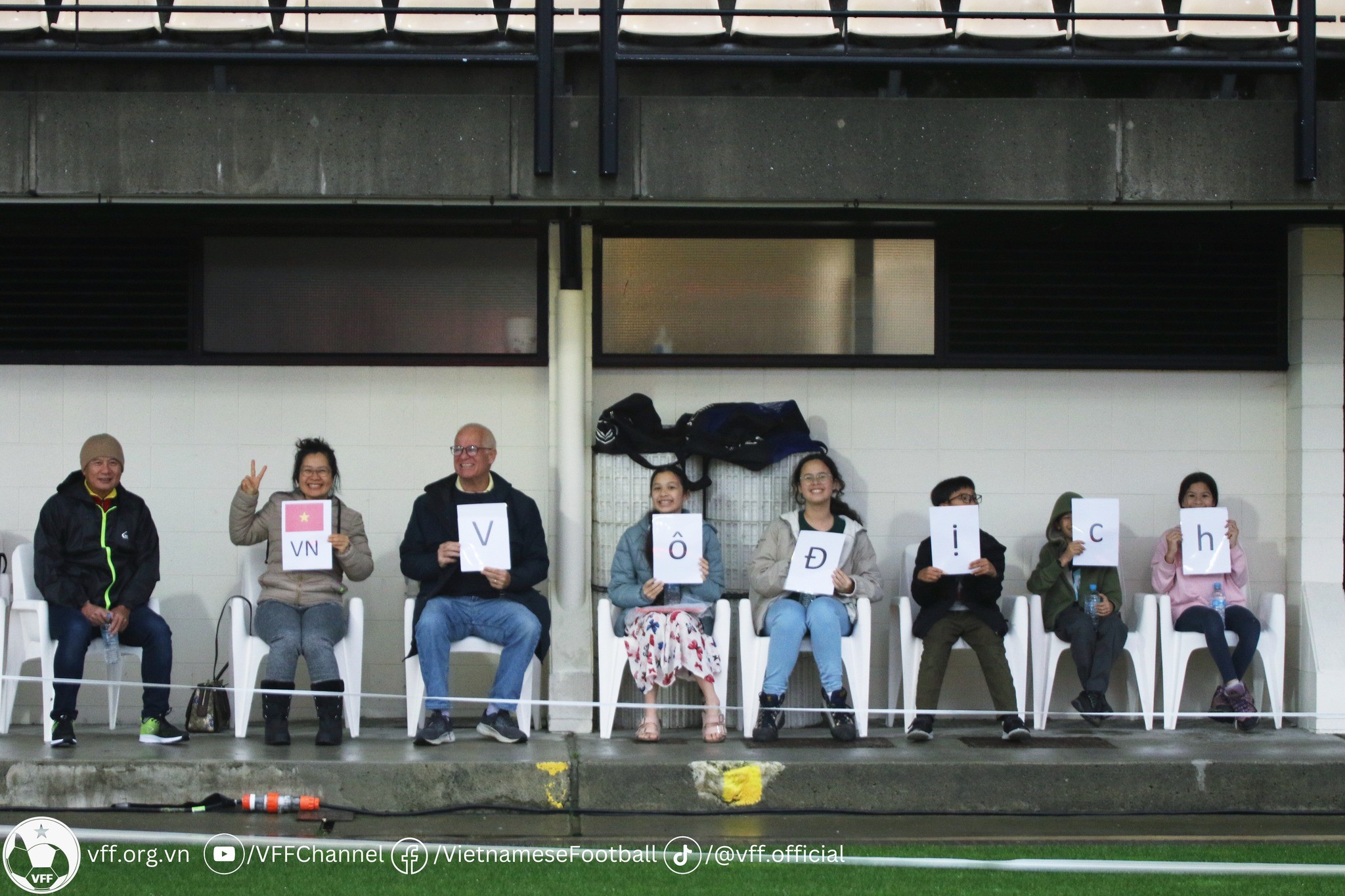 Xúc động hình ảnh CĐV đội mưa cổ vũ tuyển nữ Việt Nam - Bóng Đá