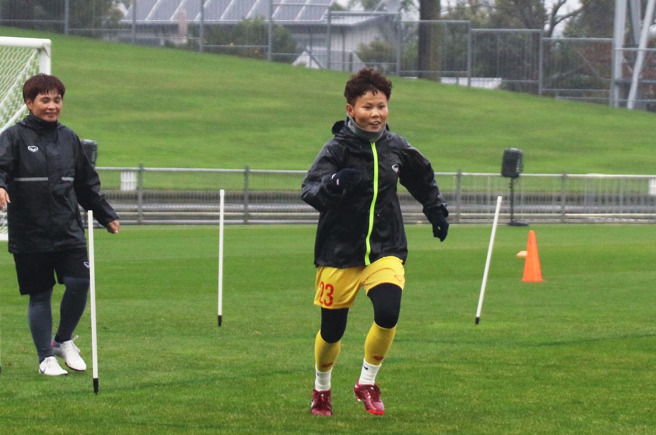 Xúc động hình ảnh CĐV đội mưa cổ vũ tuyển nữ Việt Nam - Bóng Đá