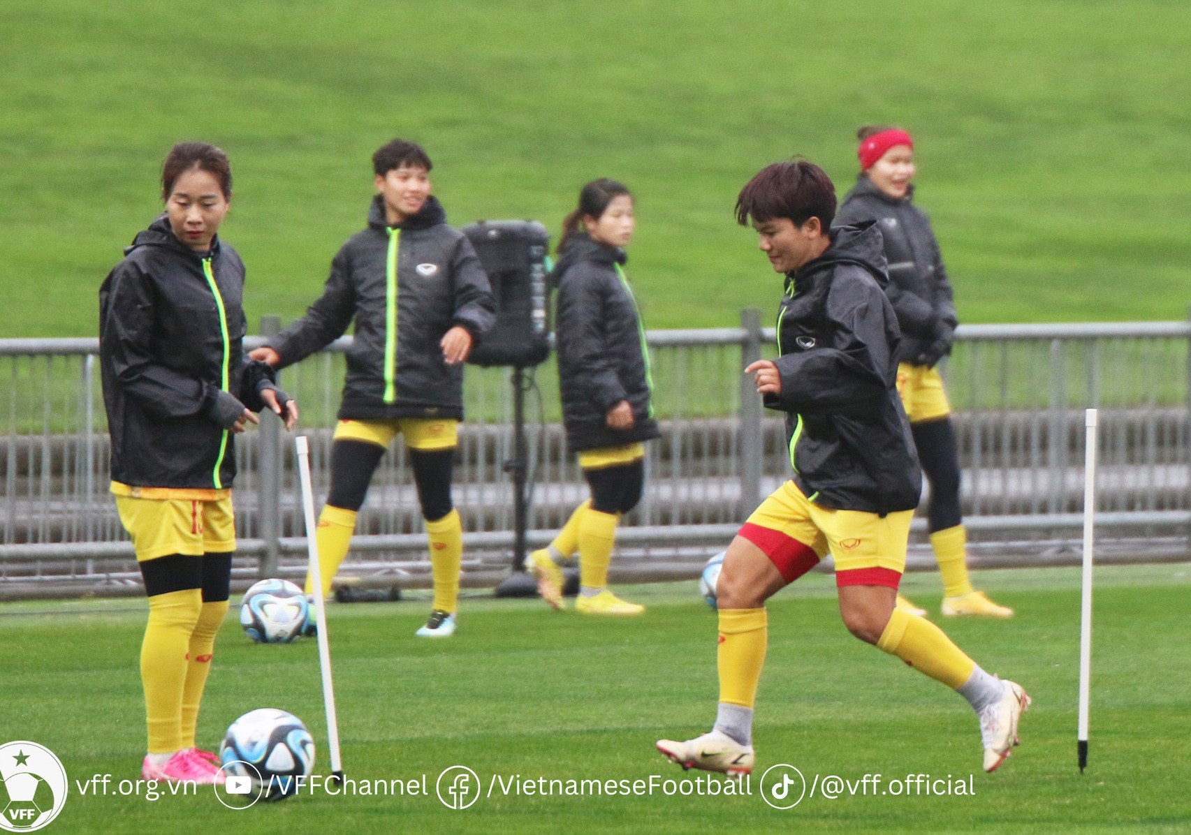 Xúc động hình ảnh CĐV đội mưa cổ vũ tuyển nữ Việt Nam - Bóng Đá