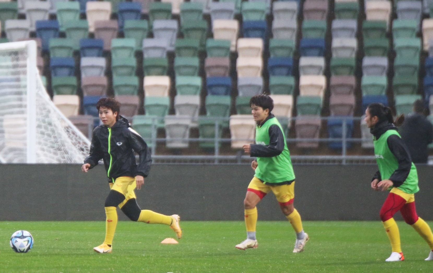 Xúc động hình ảnh CĐV đội mưa cổ vũ tuyển nữ Việt Nam - Bóng Đá