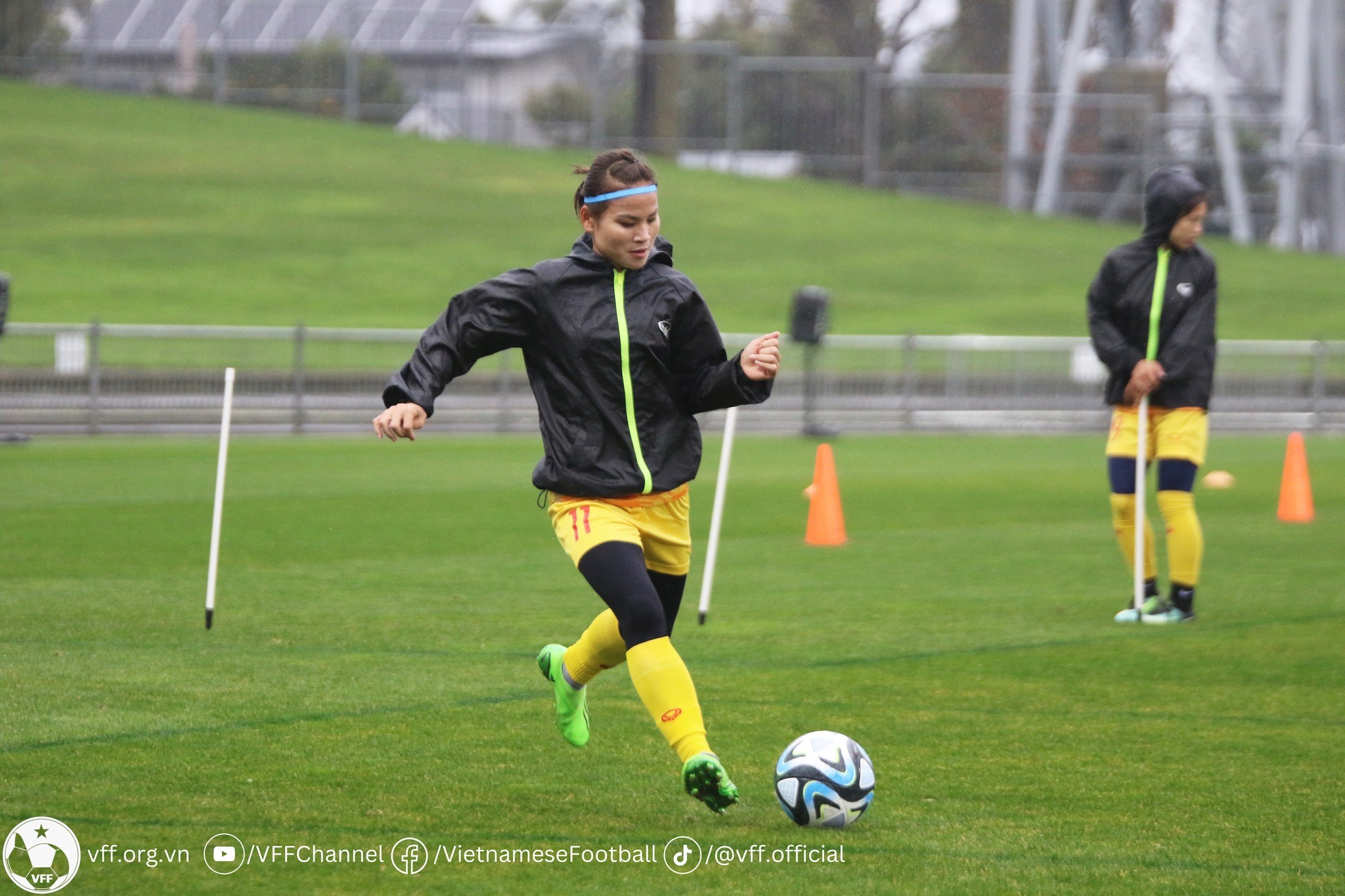 Xúc động hình ảnh CĐV đội mưa cổ vũ tuyển nữ Việt Nam - Bóng Đá