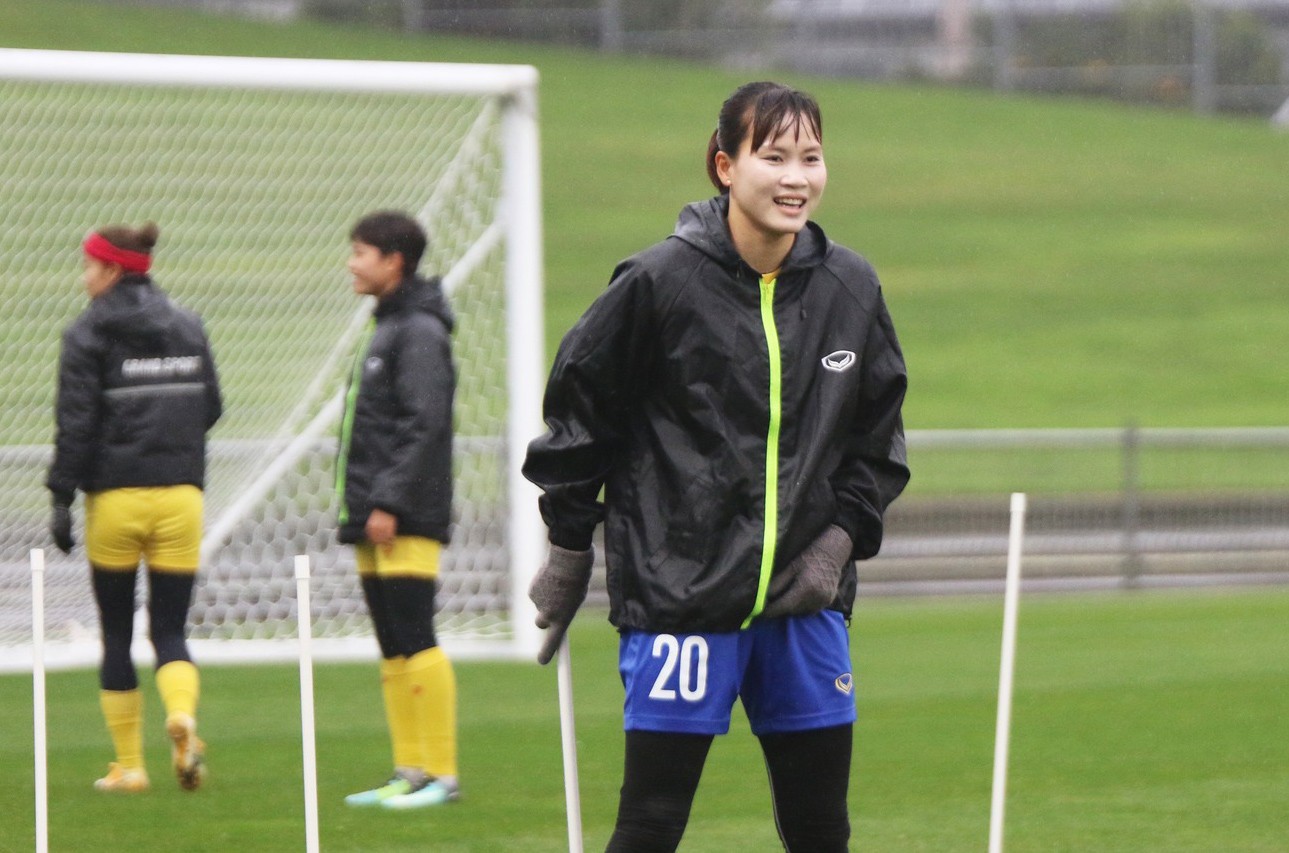 Xúc động hình ảnh CĐV đội mưa cổ vũ tuyển nữ Việt Nam - Bóng Đá