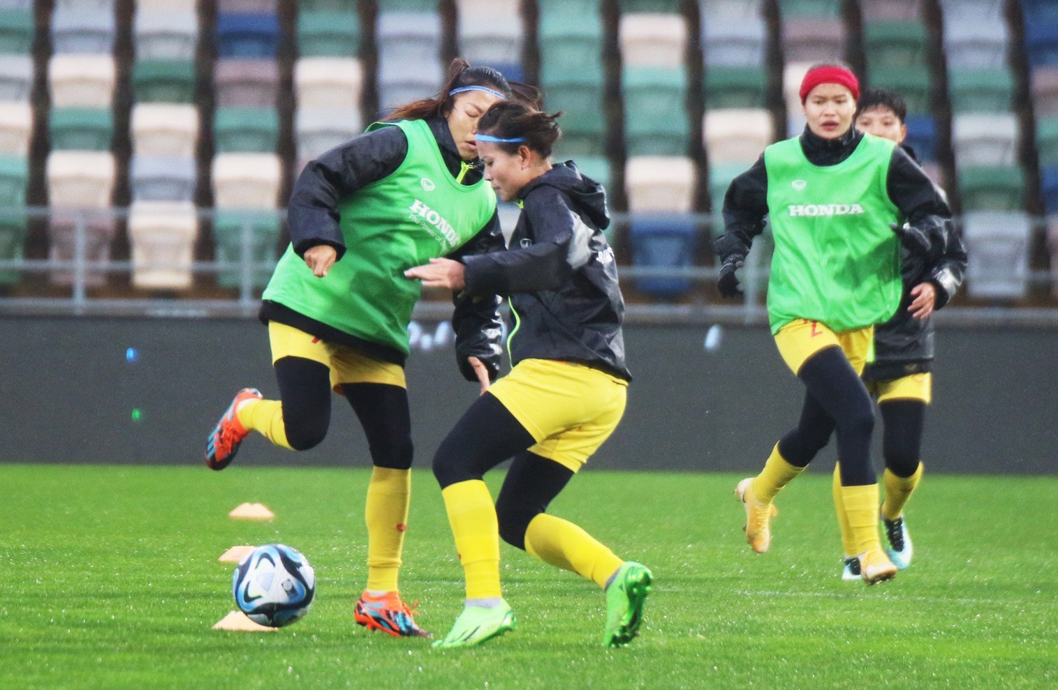 Xúc động hình ảnh CĐV đội mưa cổ vũ tuyển nữ Việt Nam - Bóng Đá