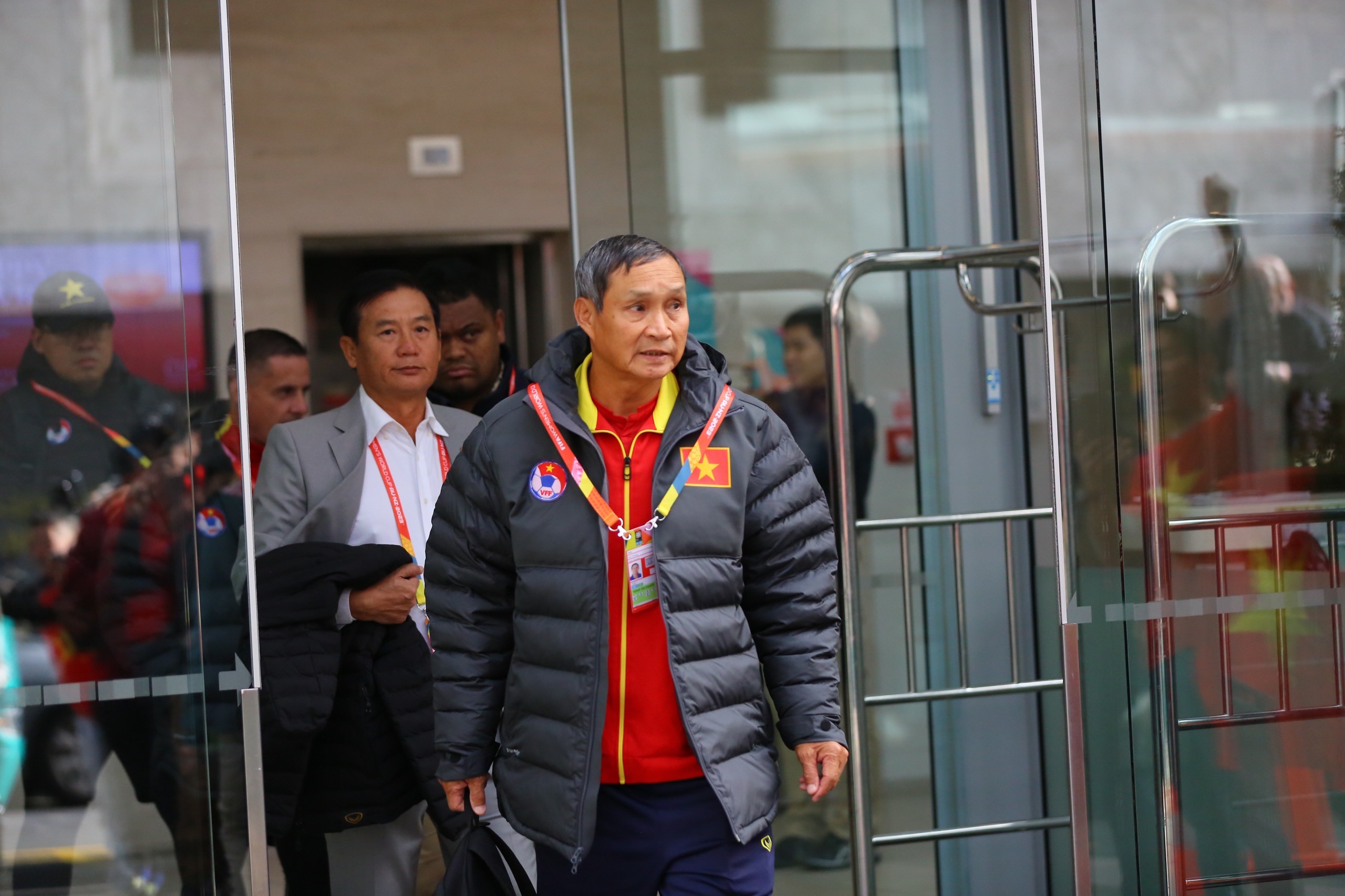 CĐV mặc áo dài tiếp lửa tuyển nữ Việt Nam đấu Mỹ - Bóng Đá