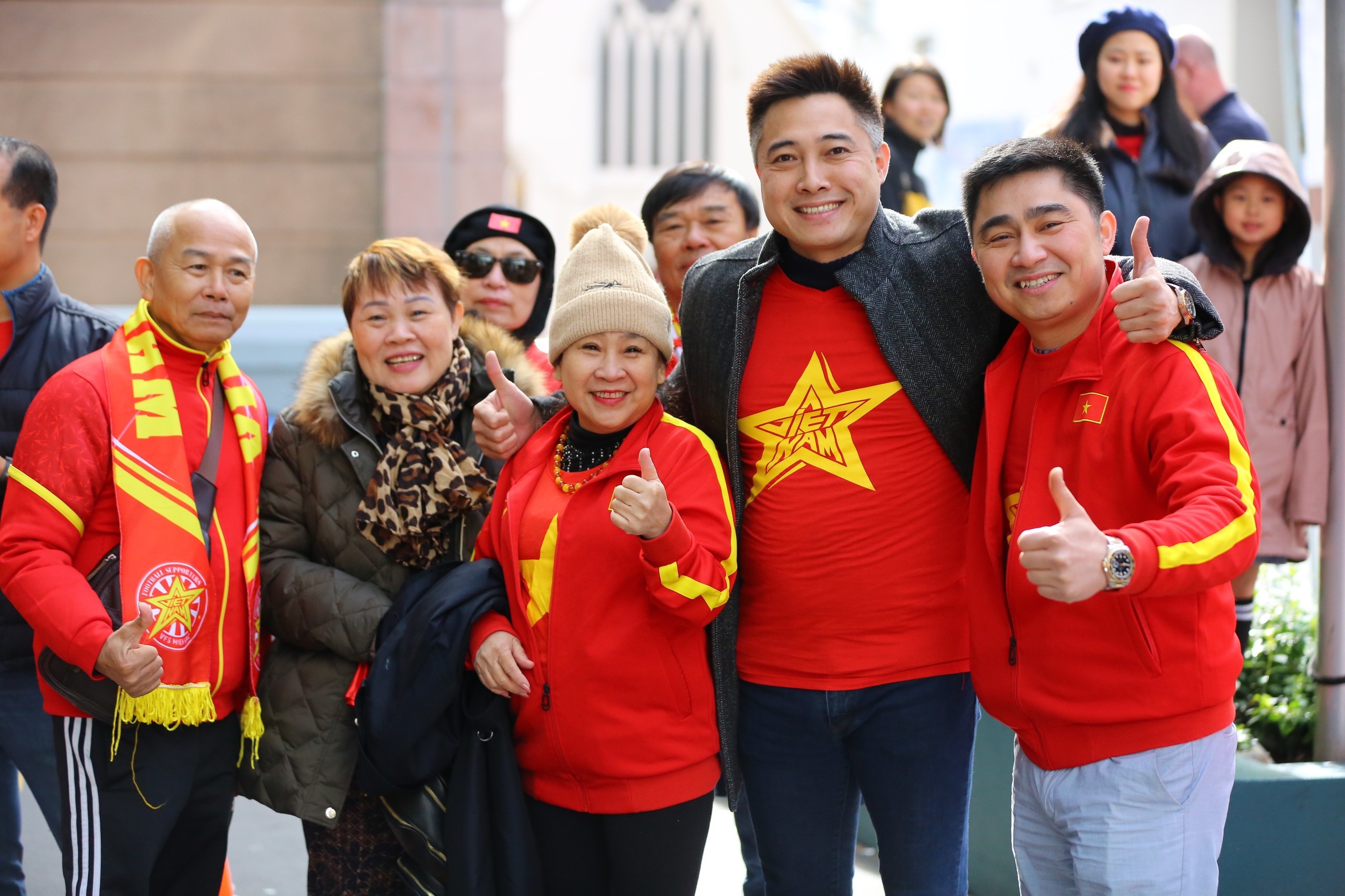 CĐV mặc áo dài tiếp lửa tuyển nữ Việt Nam đấu Mỹ - Bóng Đá