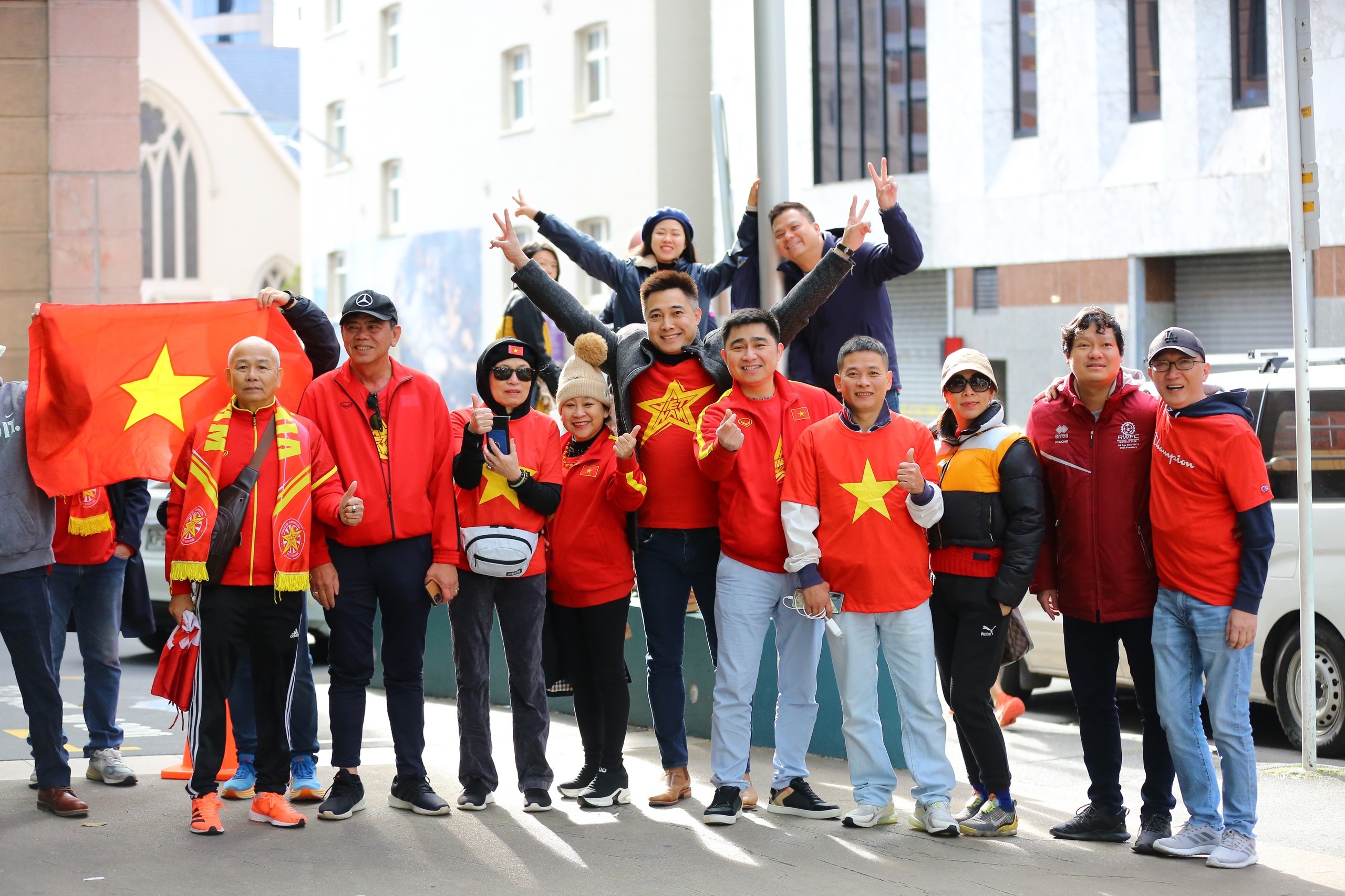 CĐV mặc áo dài tiếp lửa tuyển nữ Việt Nam đấu Mỹ - Bóng Đá