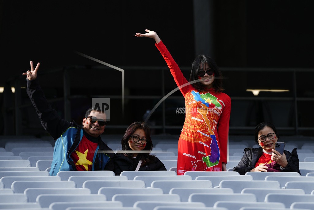 CĐV mặc áo dài tiếp lửa tuyển nữ Việt Nam đấu Mỹ - Bóng Đá