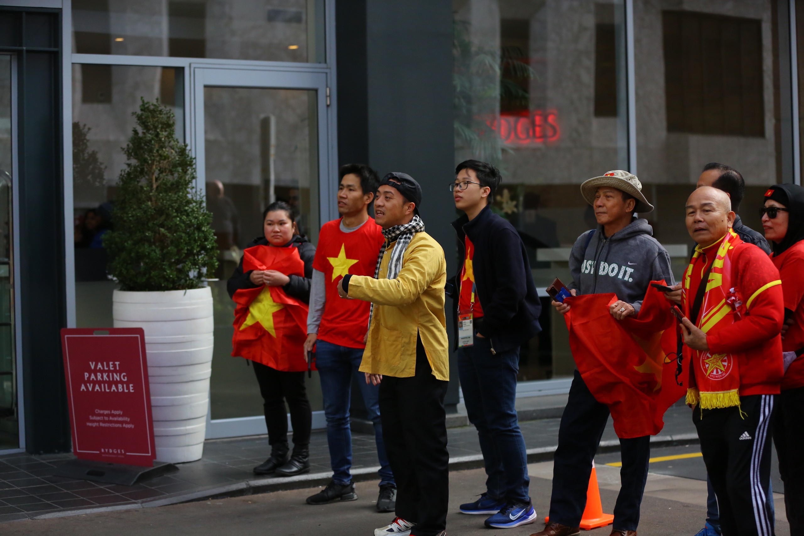 CĐV mặc áo dài tiếp lửa tuyển nữ Việt Nam đấu Mỹ - Bóng Đá