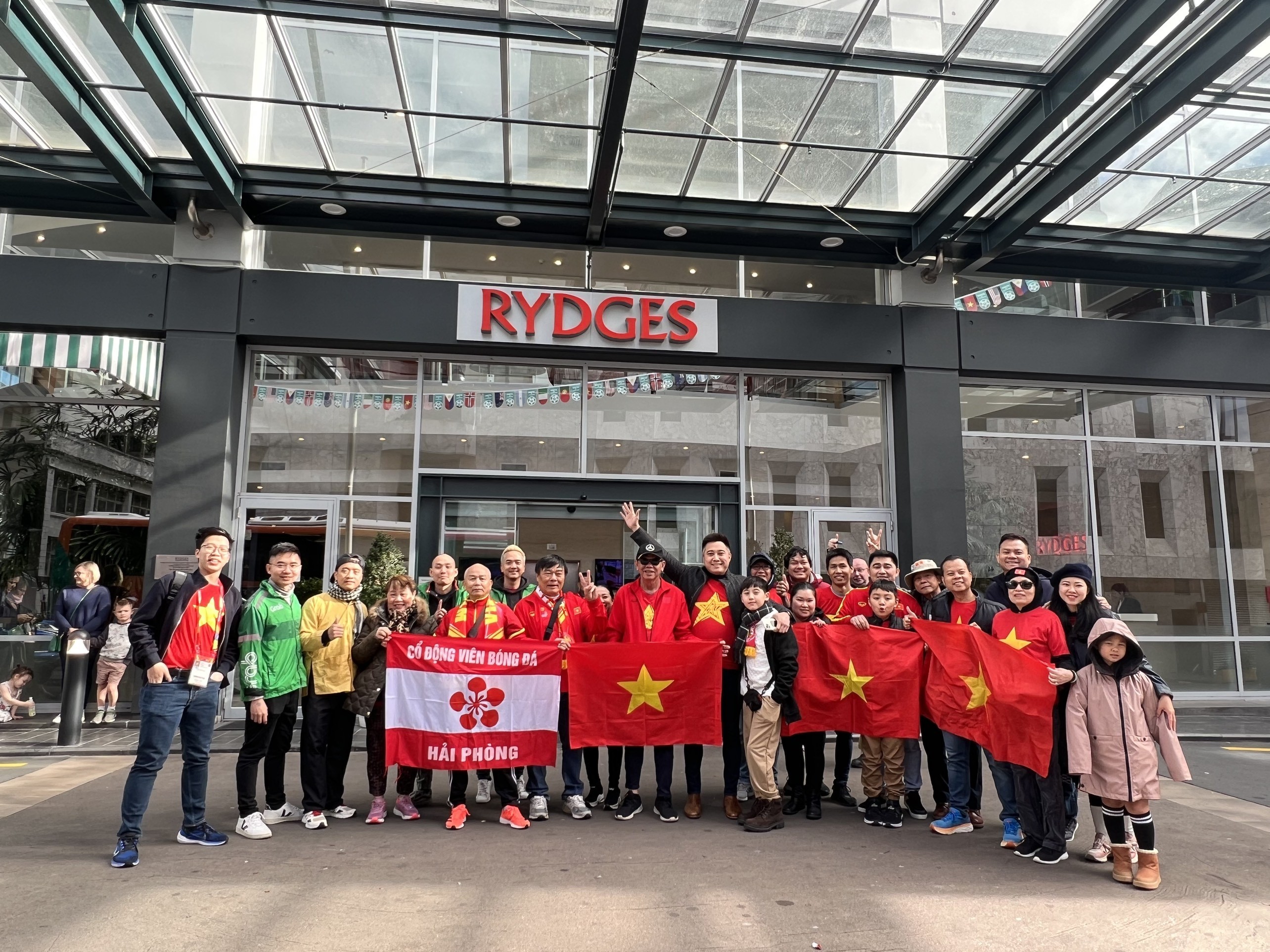 CĐV mặc áo dài tiếp lửa tuyển nữ Việt Nam đấu Mỹ - Bóng Đá