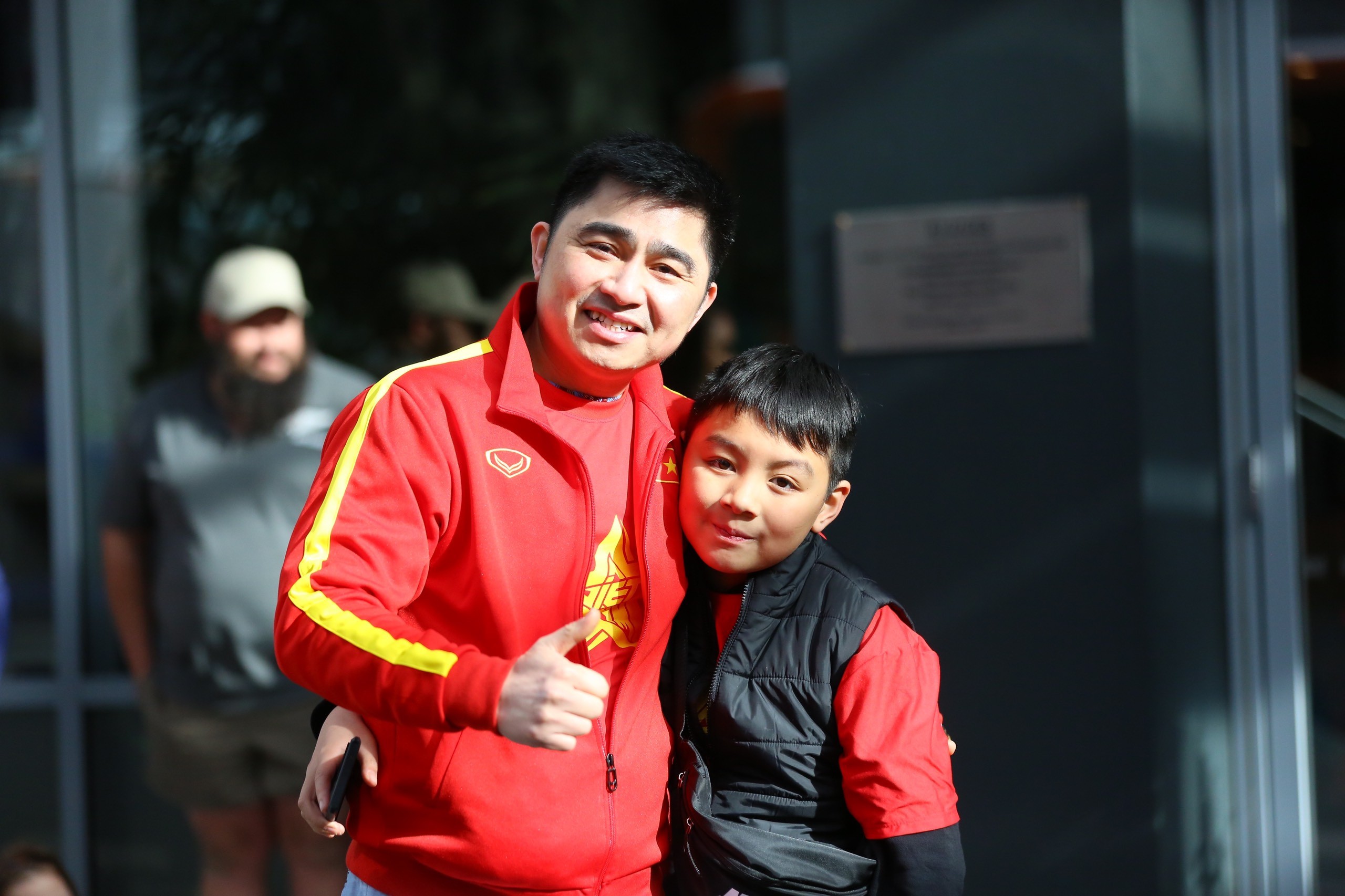 CĐV mặc áo dài tiếp lửa tuyển nữ Việt Nam đấu Mỹ - Bóng Đá