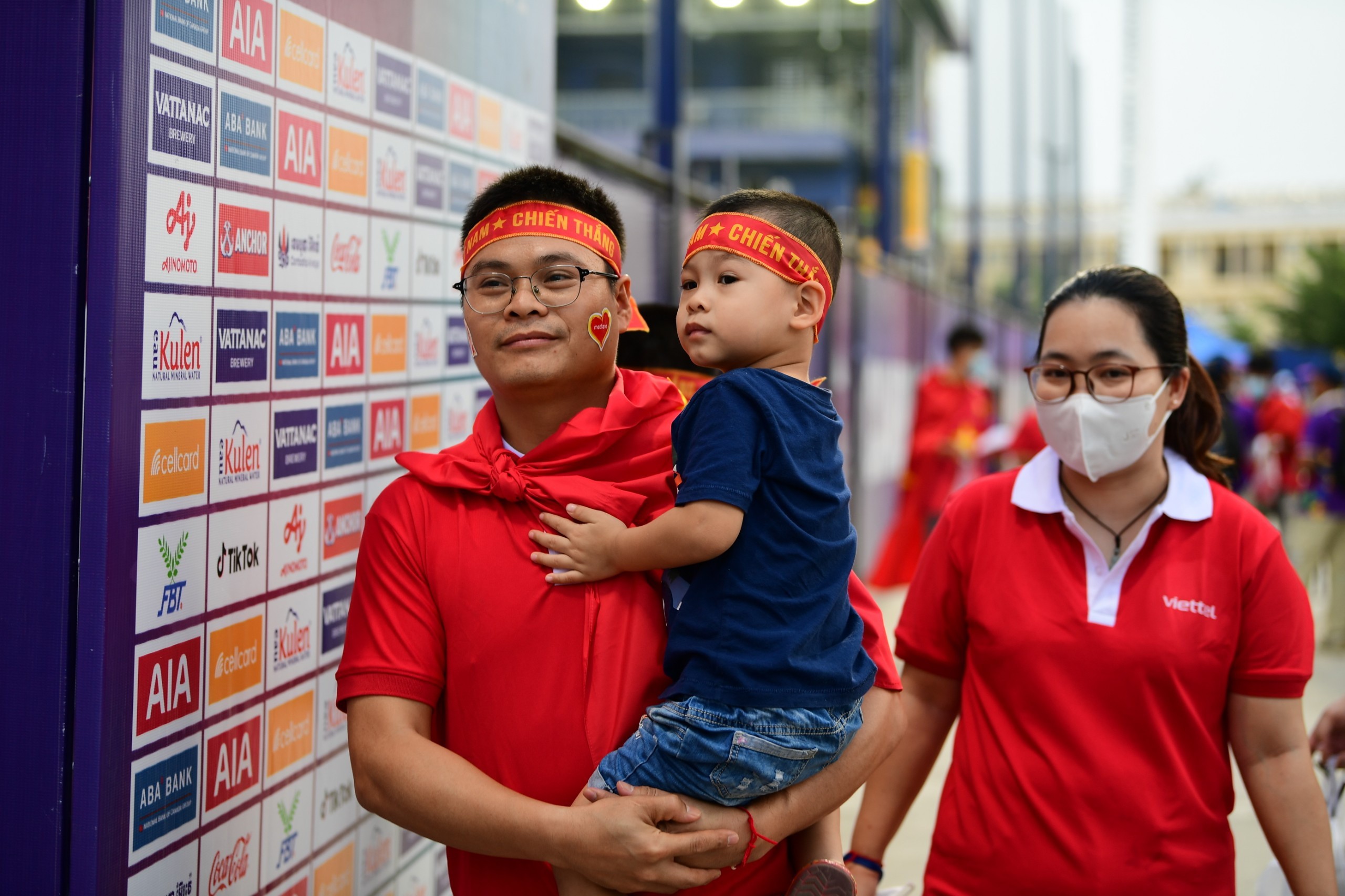 CĐV Việt Nam 'đại náo' sân Prince trong trận mở màn SEA Games - Bóng Đá