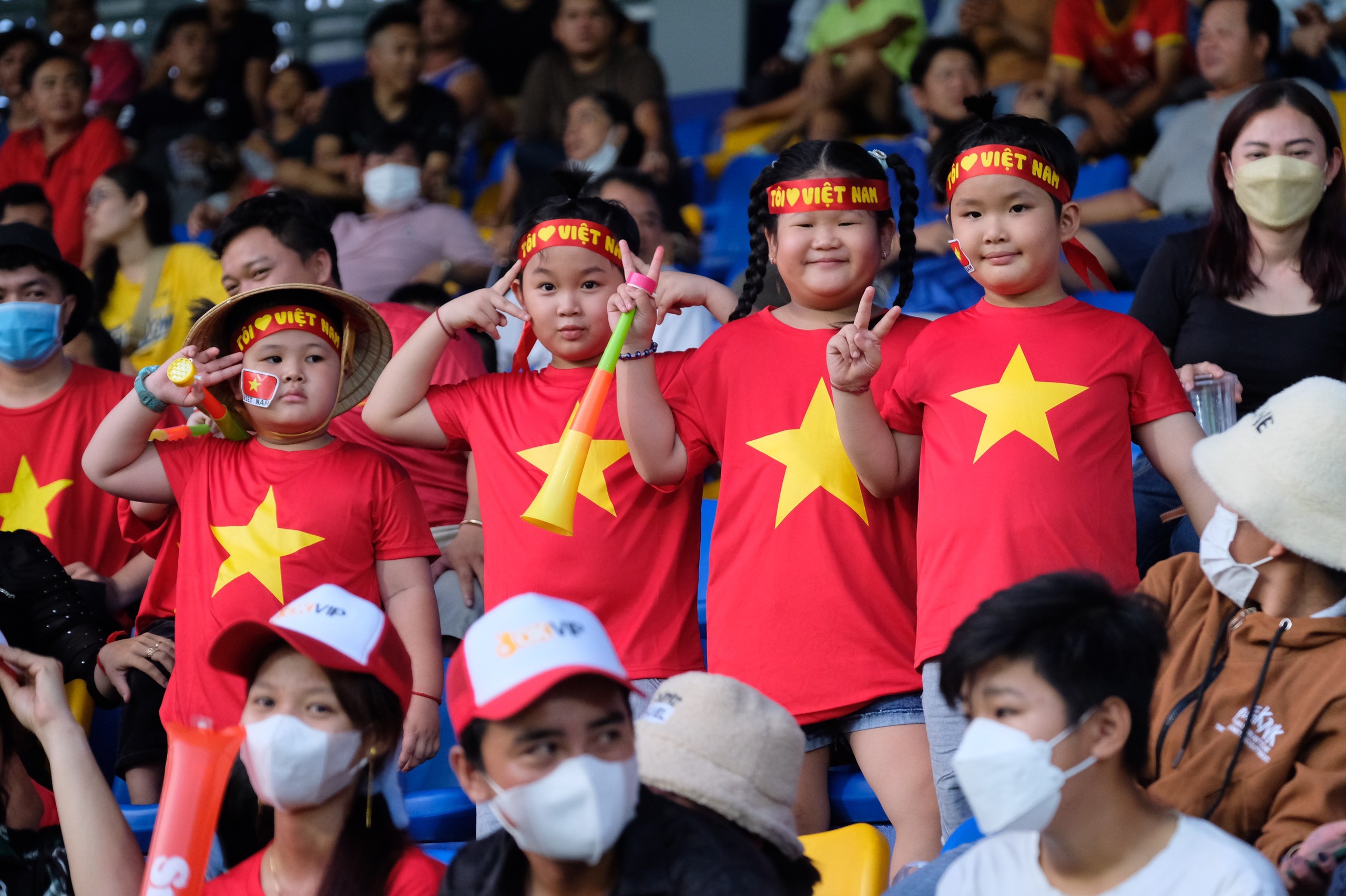CĐV Việt Nam 'đại náo' sân Prince trong trận mở màn SEA Games - Bóng Đá