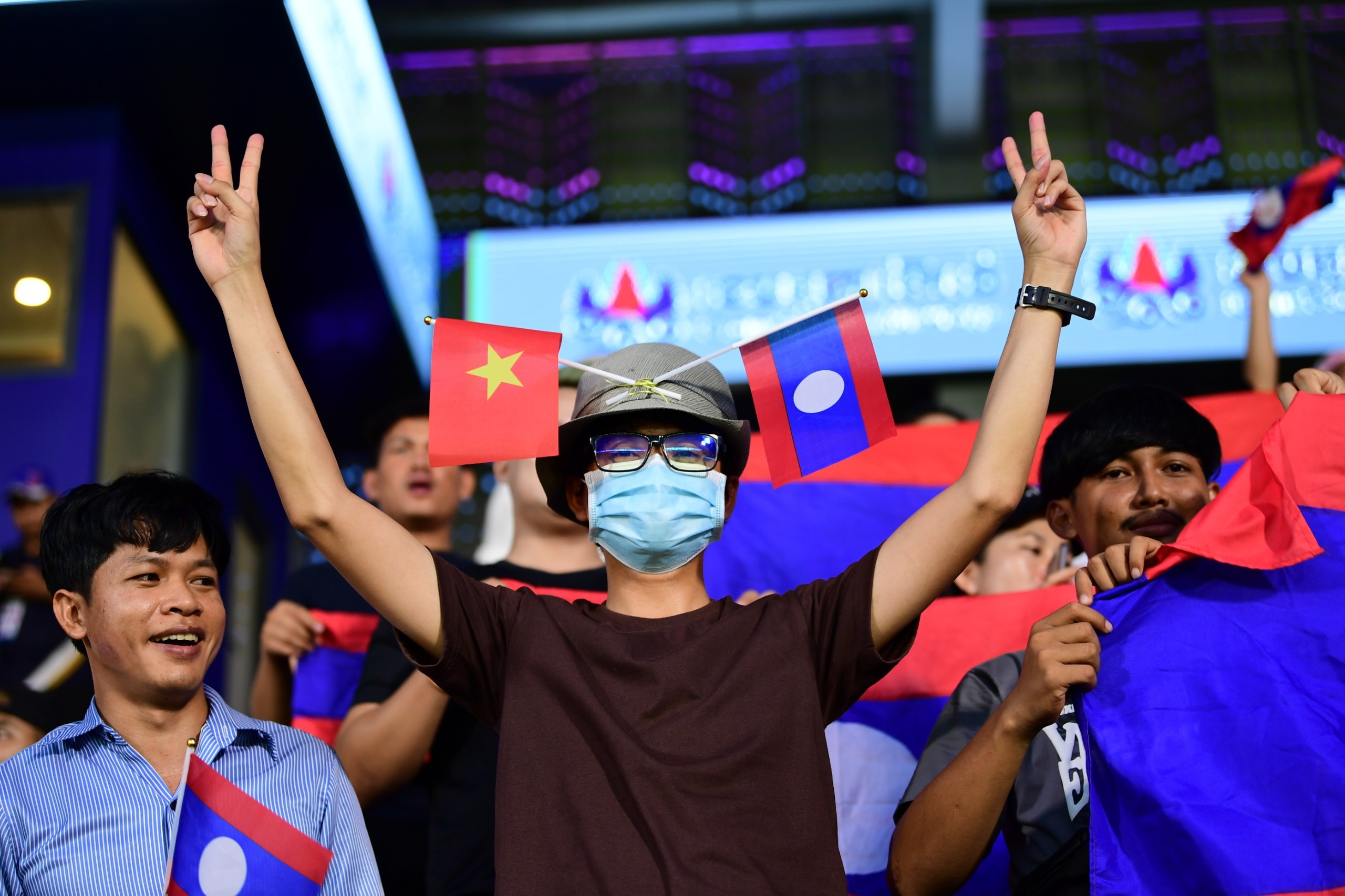 CĐV Việt Nam 'đại náo' sân Prince trong trận mở màn SEA Games - Bóng Đá