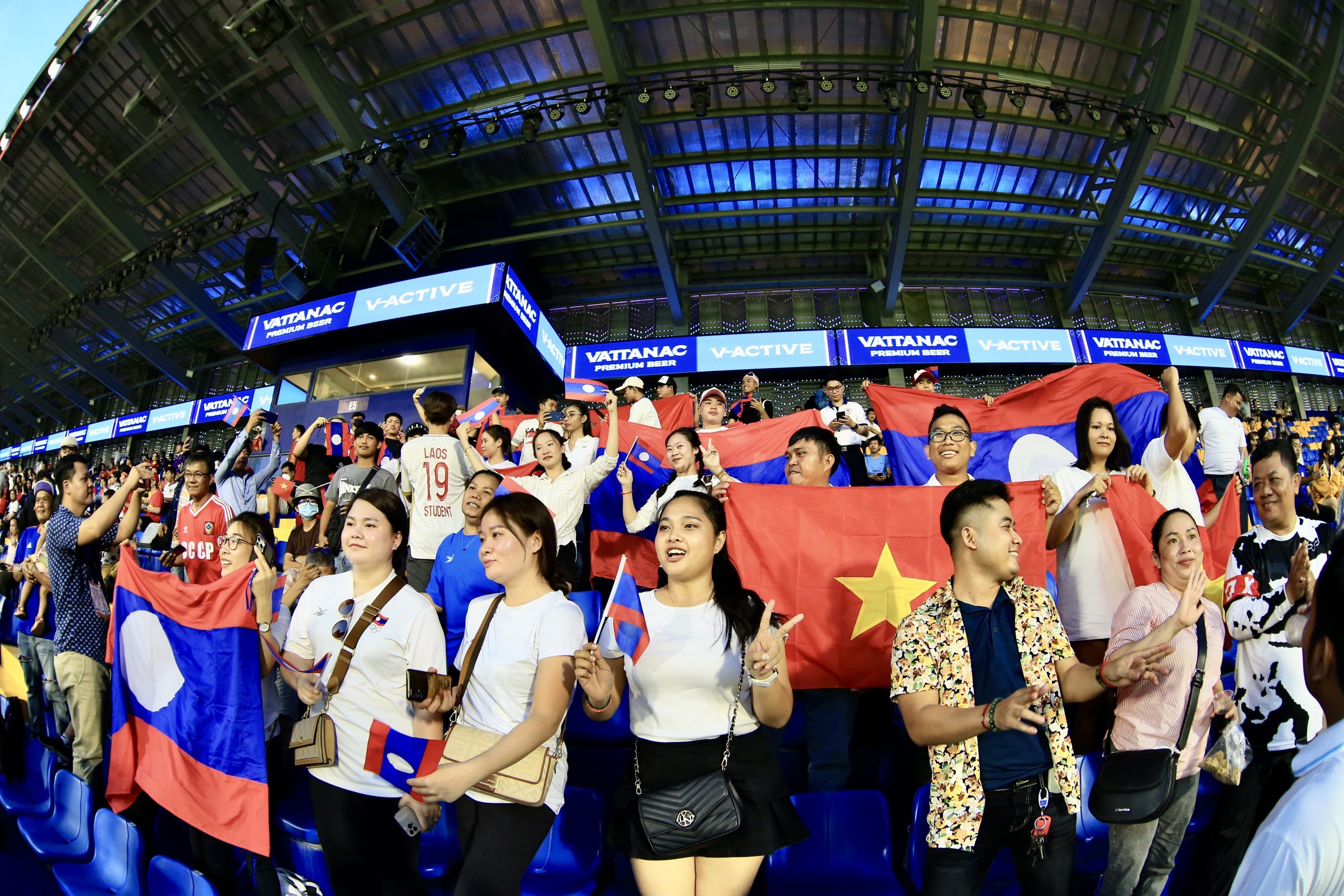 CĐV Việt Nam 'đại náo' sân Prince trong trận mở màn SEA Games - Bóng Đá