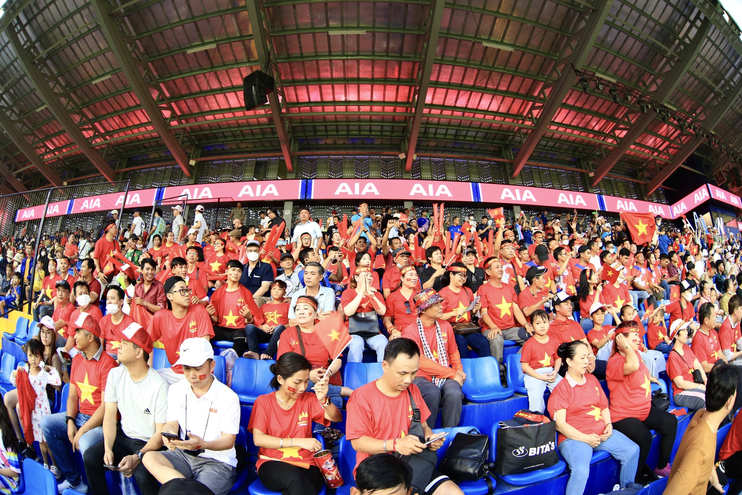 CĐV Việt Nam 'đại náo' sân Prince trong trận mở màn SEA Games - Bóng Đá