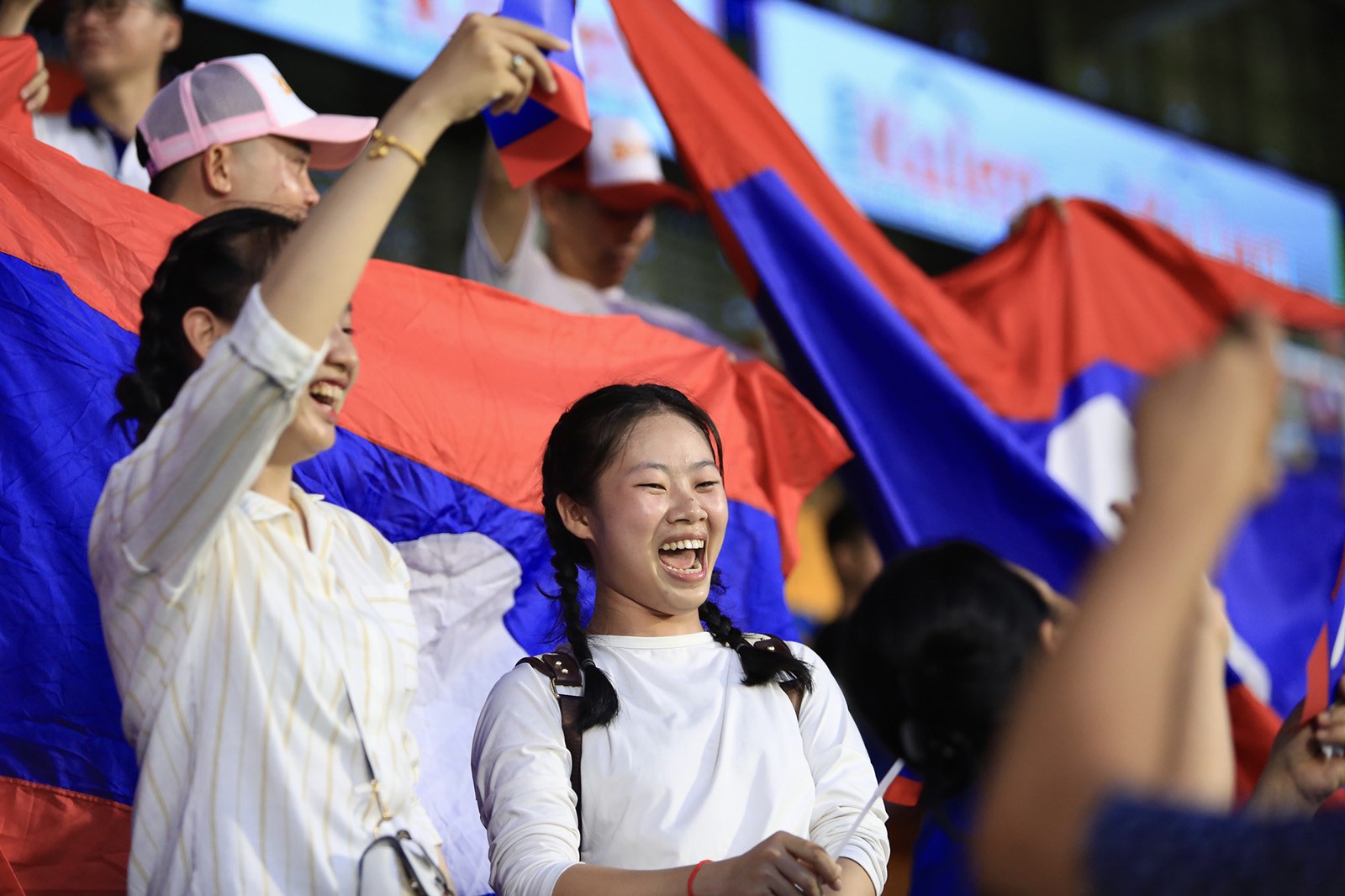 CĐV Việt Nam 'đại náo' sân Prince trong trận mở màn SEA Games - Bóng Đá