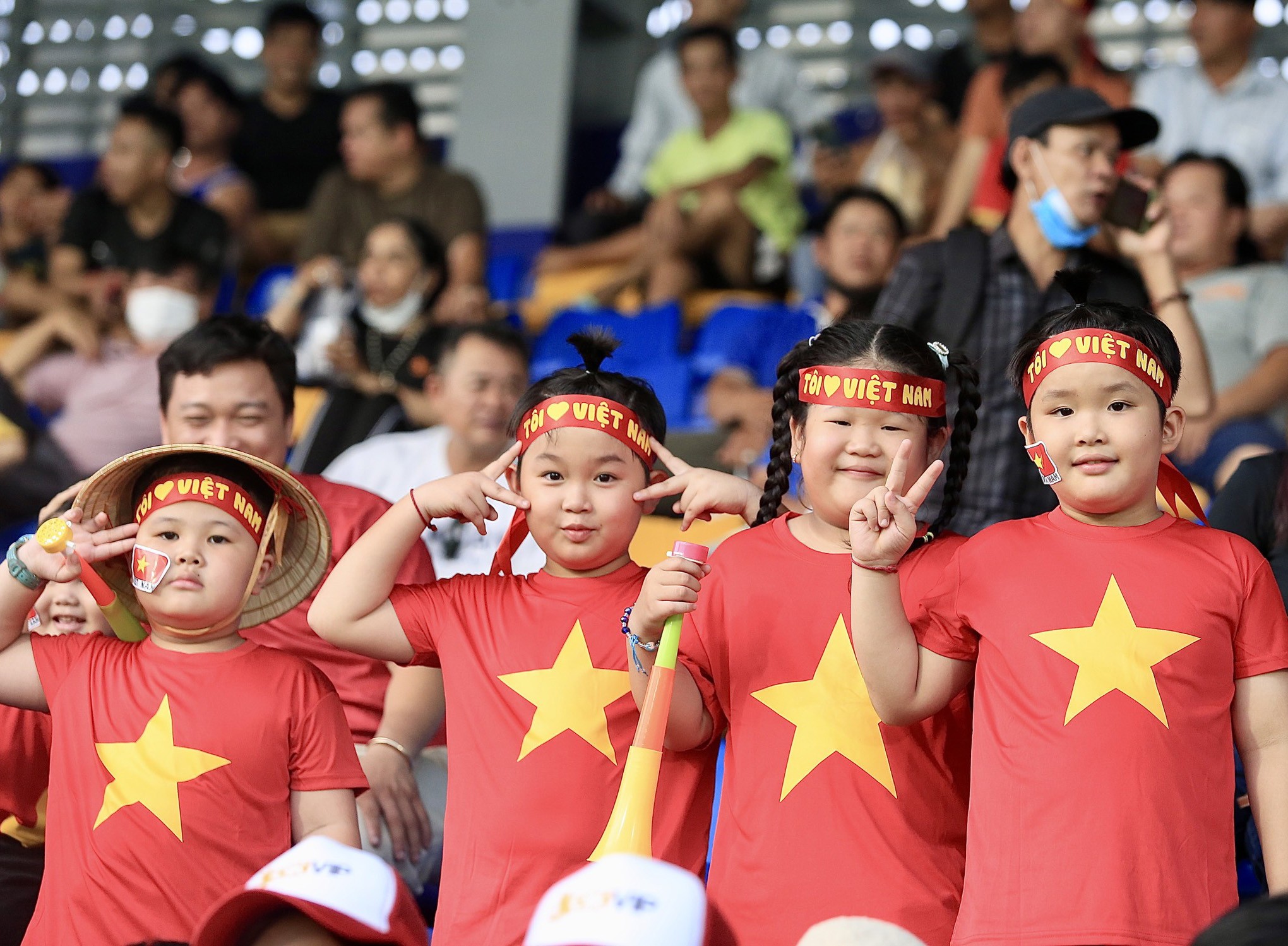 CĐV Việt Nam 'đại náo' sân Prince trong trận mở màn SEA Games - Bóng Đá