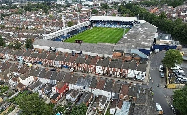 BOG STANDARD Toilet roof at Premier League stadium collapses leaving gaping hole and smashed plaster all over floor - Bóng Đá