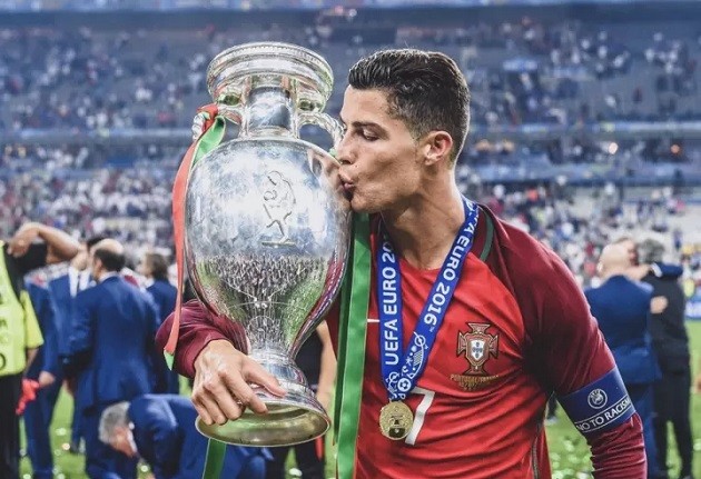 KEEP RON GOING Cristiano Ronaldo celebrates turning 39 with three cakes as he spends his birthday with Georgina and the kids - Bóng Đá