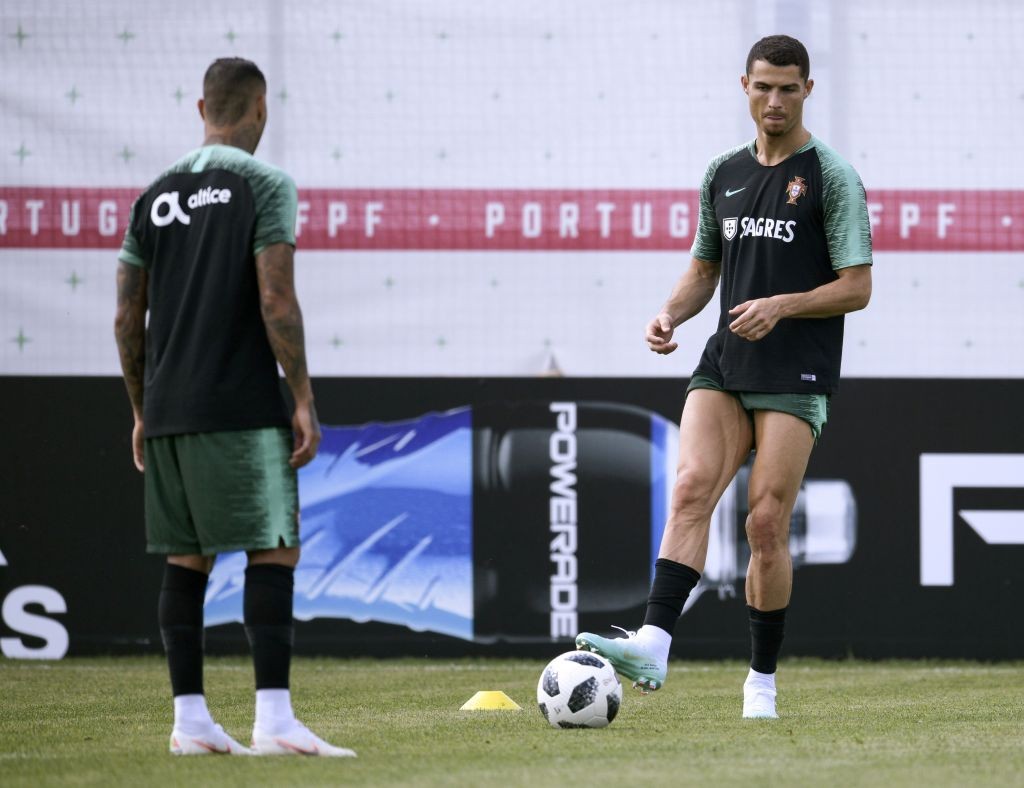 10 danh thủ sở hữu cặp chân 'cực dị': CR7 và 'mục tiêu' của Man Utd - Bóng Đá