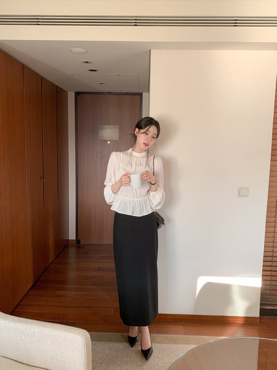 Trong số các kiểu áo dễ phối cùng chân váy đen, blouse luôn chiếm ưu thế nhờ cảm giác nhẹ nhàng và nữ tính mà nó mang lại. 