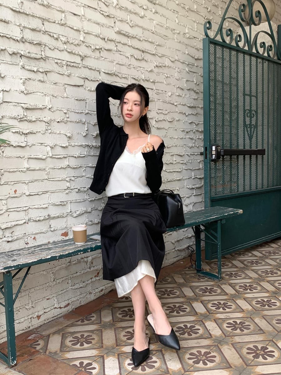 Nếu muốn tăng thêm nét thu hút cho tổng thể, áo hai dây là gợi ý khó có thể bỏ qua.