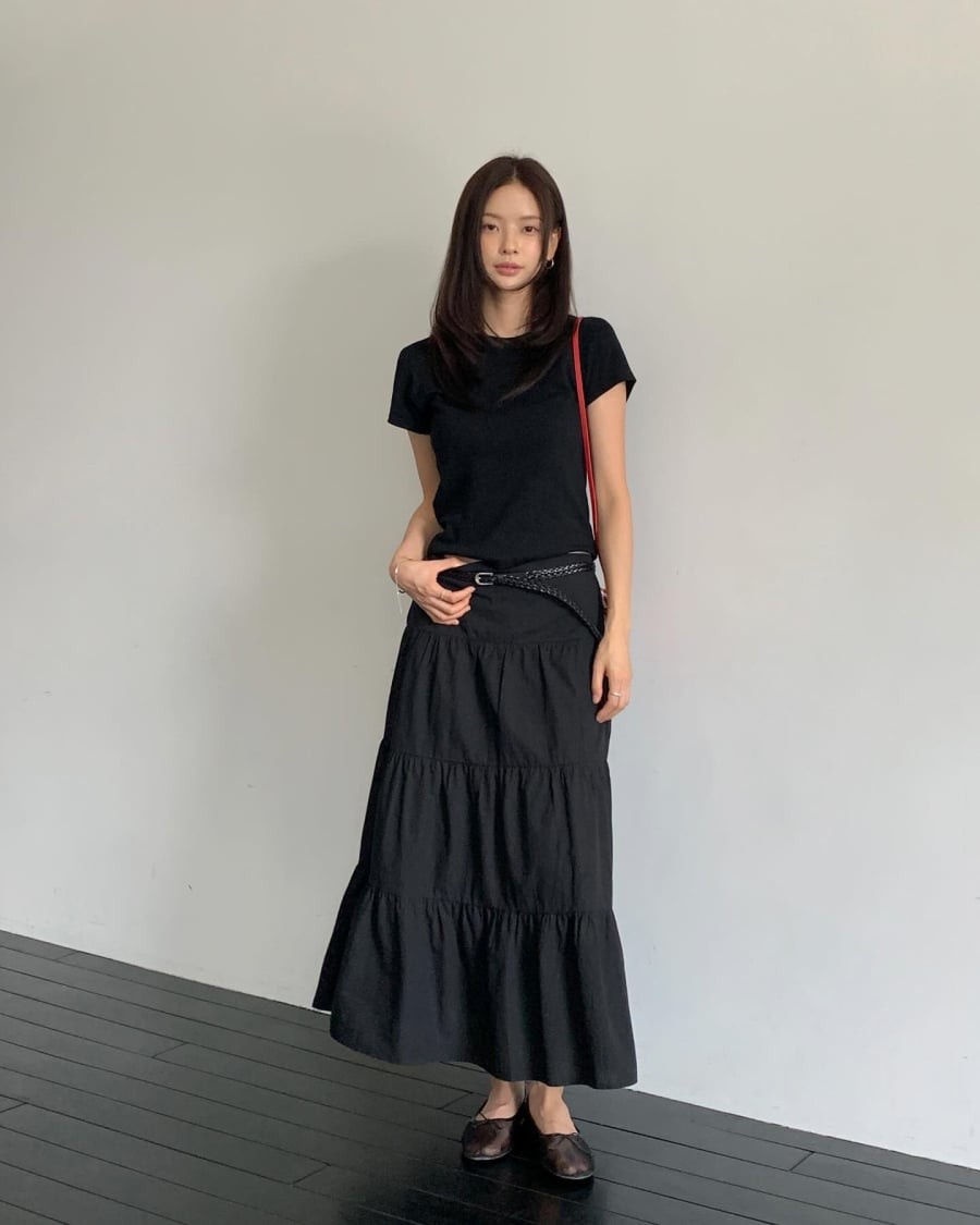 Sự kết hợp này tạo nên phong cách trẻ trung, năng động nhưng vẫn giữ được nét gọn gàng cần thiết trong nhiều hoàn cảnh.