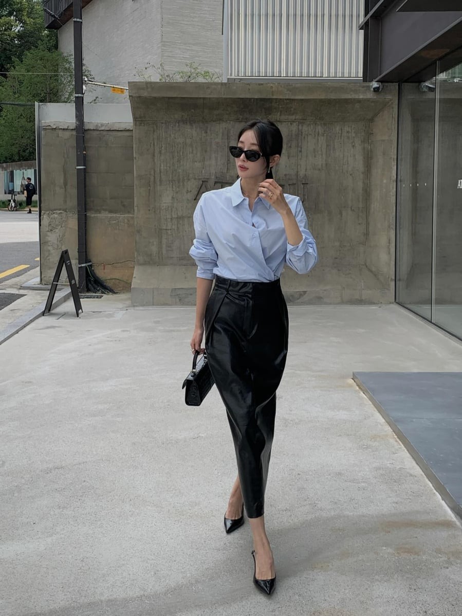 Sơ mi trắng mang đến vẻ ngoài chuyên nghiệp, trong khi các gam màu pastel hoặc họa tiết nhẹ giúp tạo cảm giác tươi mới.