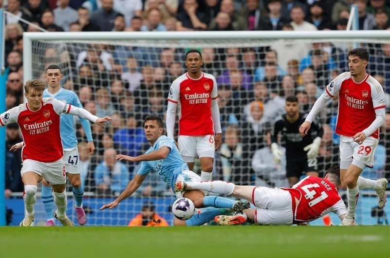 Pha bóng khiến Arsenal mất chiến thắng trước Man City - Bóng Đá