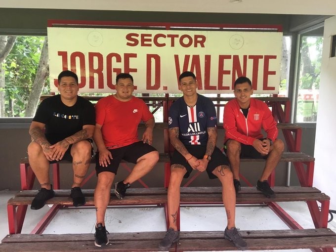 (Photo) Manchester United’s Marcos Rojo wears PSG shirt in Argentina - Bóng Đá