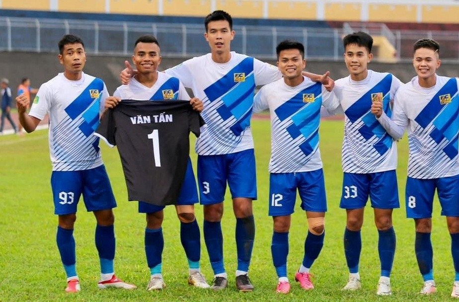 Cầu thủ Huế tri ân thủ môn xấu số - Bóng Đá
