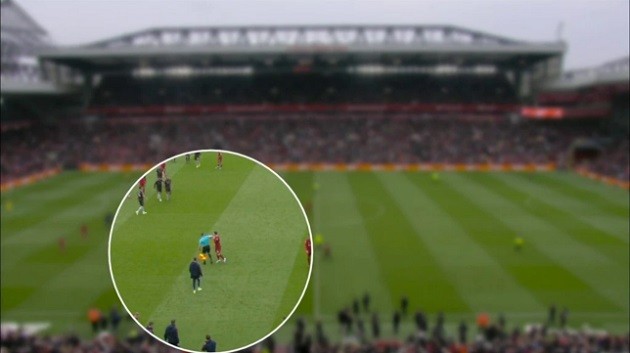 Roy Keane hits out at ‘big baby’ Andy Robertson despite being elbowed by linesman - Bóng Đá