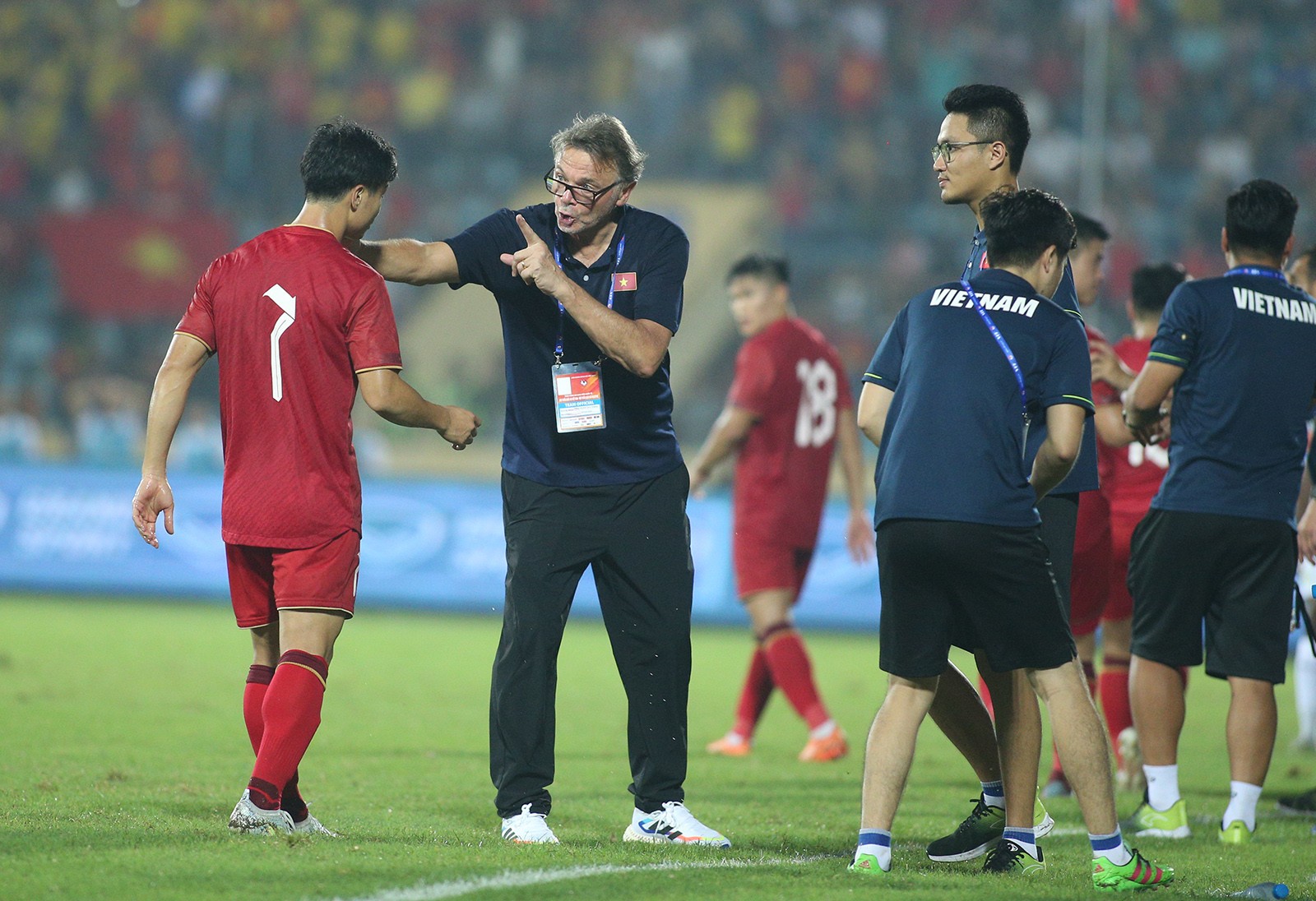 HLV Troussier cảnh báo, Công Phượng và Văn Toàn tìm lối thoát - Bóng Đá