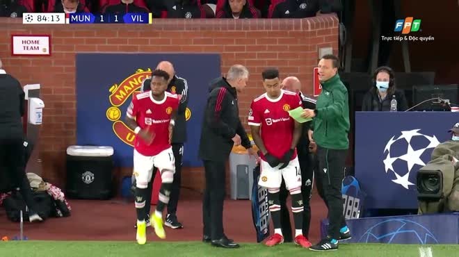 Không chỉ ném bã kẹo, Van de Beek còn vứt áo đầy tức giận - Bóng Đá