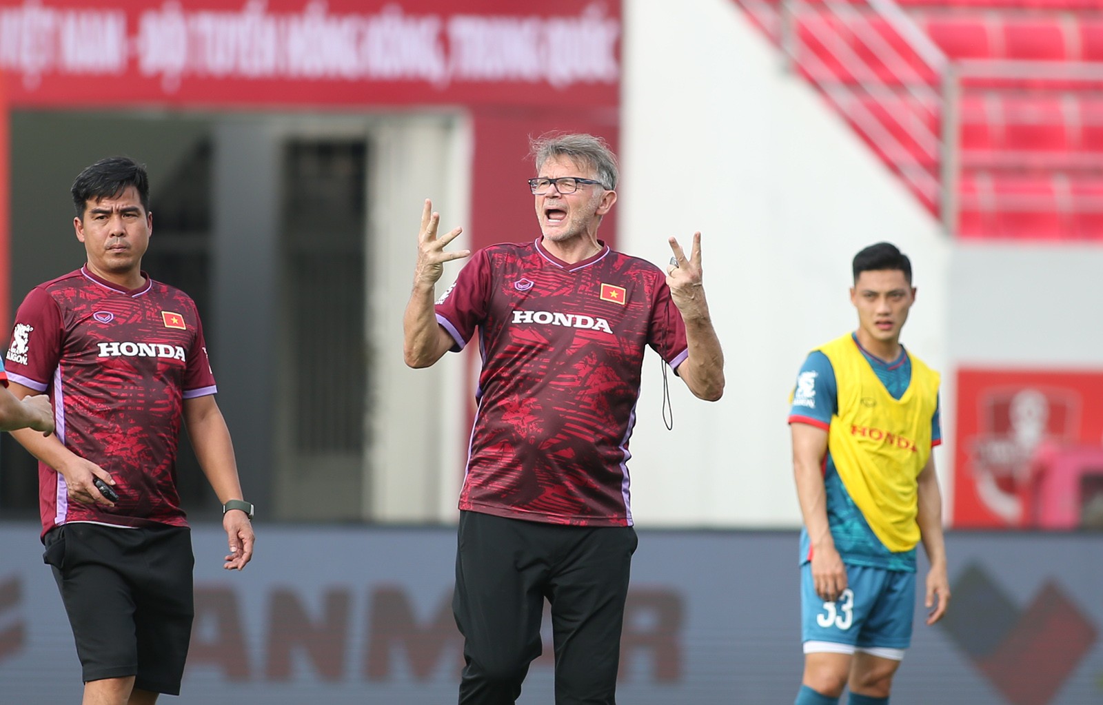 Công Phượng, Văn Toàn chạy đua thời gian đấu Hong Kong - Bóng Đá