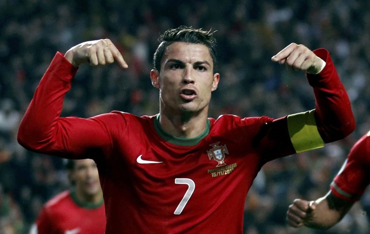 Ronaldo ghi hat-trick kinh điển hủy diệt đội bóng của Ibrahimovic - Bóng Đá