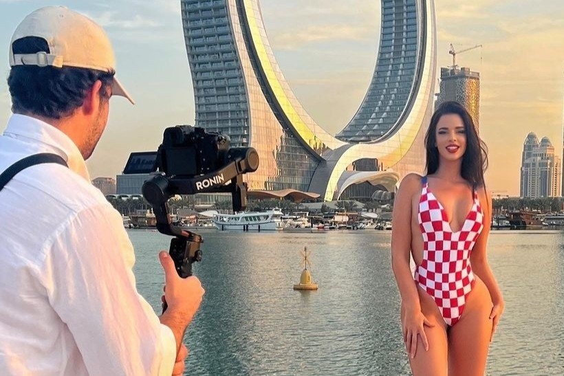Trang phục khiến 'CĐV nóng bỏng nhất World Cup' bị chỉ trích - Bóng Đá