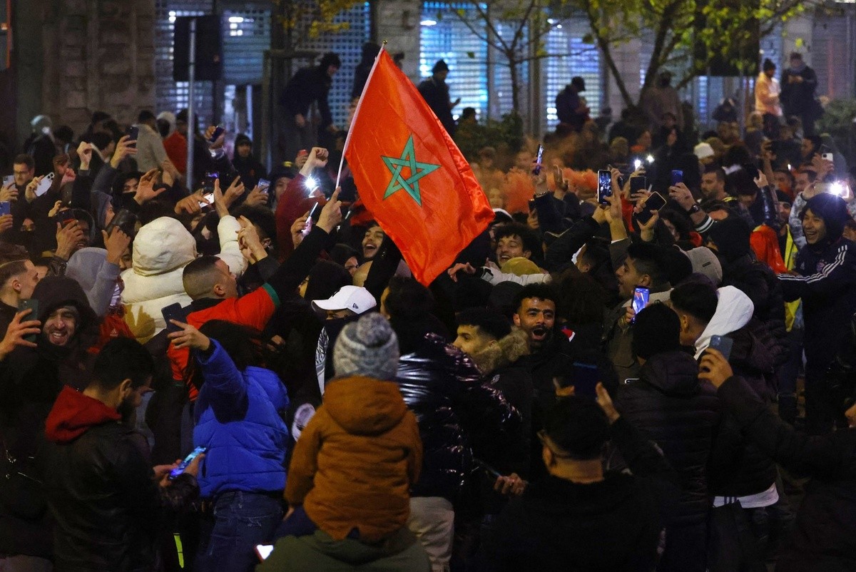 CĐV Morocco đổ ra đường khi đội nhà làm nên lịch sử - Bóng Đá