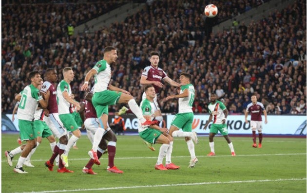 Bạo lực bùng phát sau bàn thắng mở tỷ số của Declan Riced - Bóng Đá