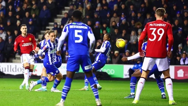 Diogo Dalot puts in superb performance as Manchester United beat Wigan Athletic 2-0 - Bóng Đá
